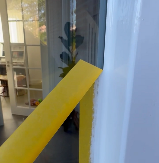 Waarom trekt schilderstape verf mee en hoe voorkom je dat? | MOOZERS